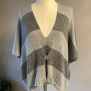NWOT SIMPLY IRRESISTIBLE women’s sleeve hole PONCHO / LUREX gray sliver size L